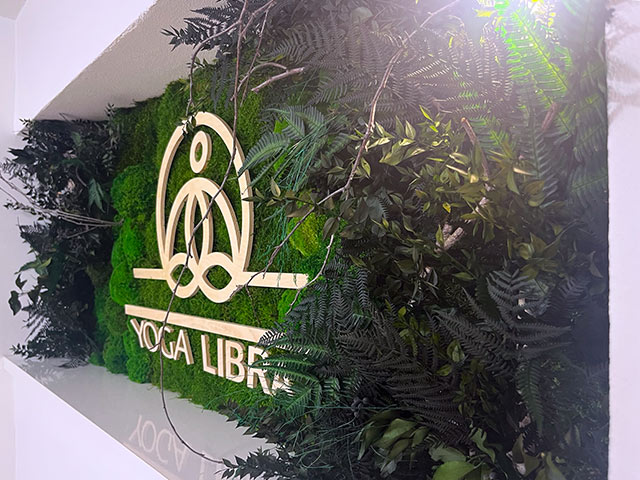 Mechové logo jógové centrum