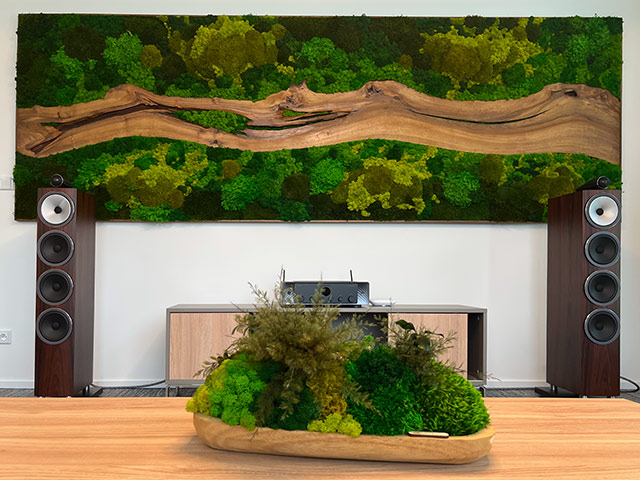 Mechový obraz tekoucí řeka