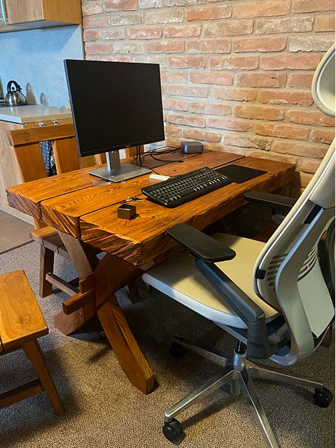dřevěný PC stůl na míru, z masívu